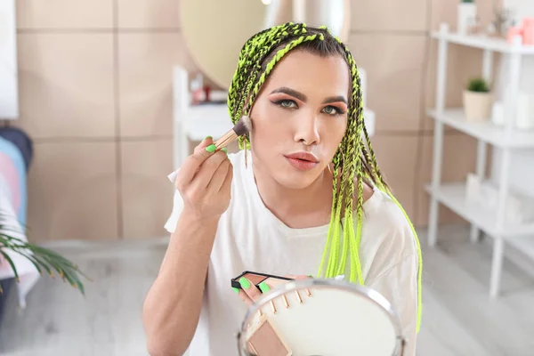 Mujer Transgénero Aplicando Maquillaje Casa — Foto de Stock