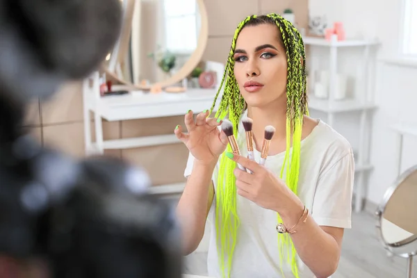 Transgender Piękno Blogger Nagrywanie Wideo Domu — Zdjęcie stockowe