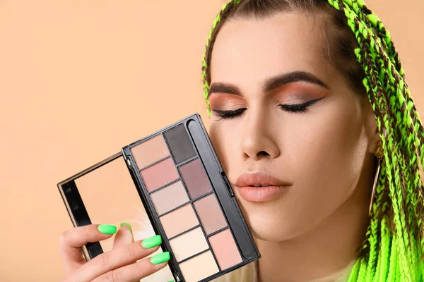 Transgender Makijaż Artysta Dekoracyjne Kosmetyki Tle Koloru — Zdjęcie stockowe