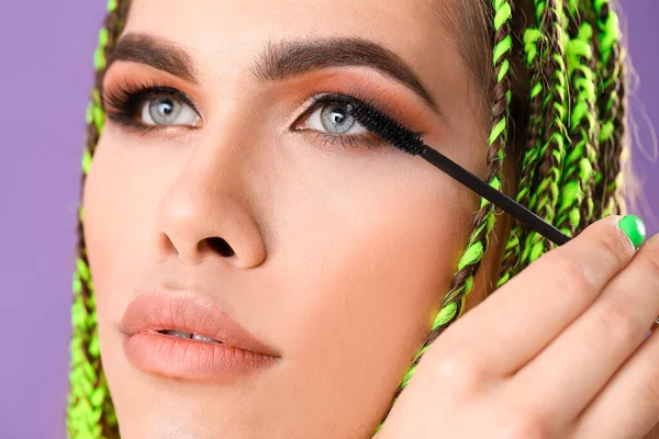 Mujer Transgénero Aplicando Maquillaje Contra Fondo Color Primer Plano —  Fotos de Stock