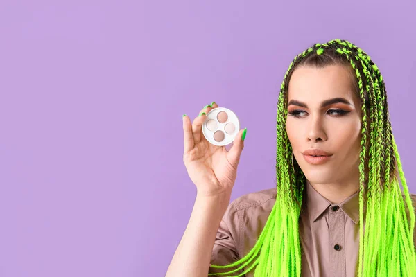 Transgender Make Umělec Dekorativní Kosmetikou Barevném Pozadí — Stock fotografie