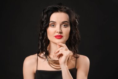 Güzel takı koyu arka plan üzerinde olan kadın