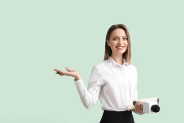 Renkli arka planda kadın gazeteci