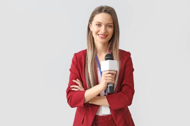 Hafif arkaplanda kadın gazeteci