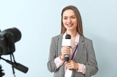 Renkli arka planda kadın gazeteci