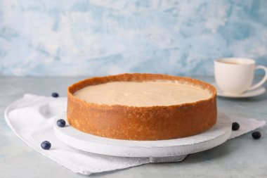 Tatlı lezzetli cheesecake masada.