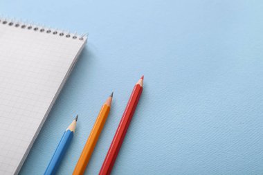 Renk arkaplanı üzerine okul kırtasiyesi seti