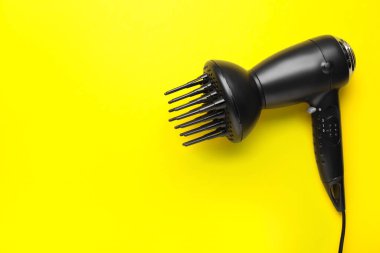 Renkli arka planda modern saç kurutma makinesi