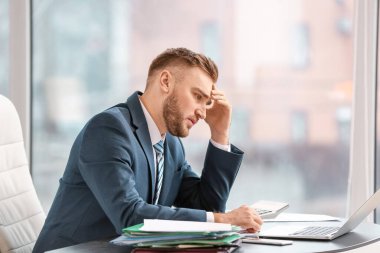 Ofiste çalışan erkek muhasebeci.