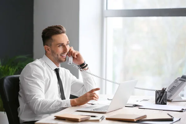 Щасливий Бізнесмен Розмовляє Телефону Офісі — стокове фото
