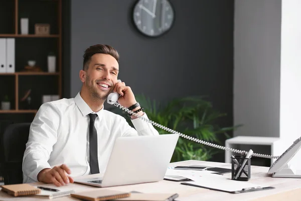 Feliz Hombre Negocios Hablando Por Teléfono Oficina —  Fotos de Stock