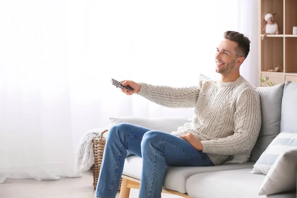 Homem Feliz Assistindo Casa — Fotografia de Stock