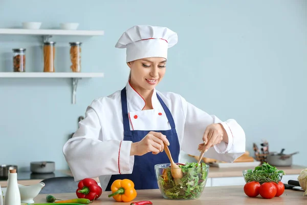 Female Chef Making Fresh Salad Kitchen — Stock Photo, Image