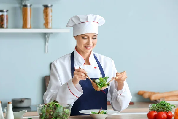 Female Chef Making Fresh Salad Kitchen — Stock Photo, Image