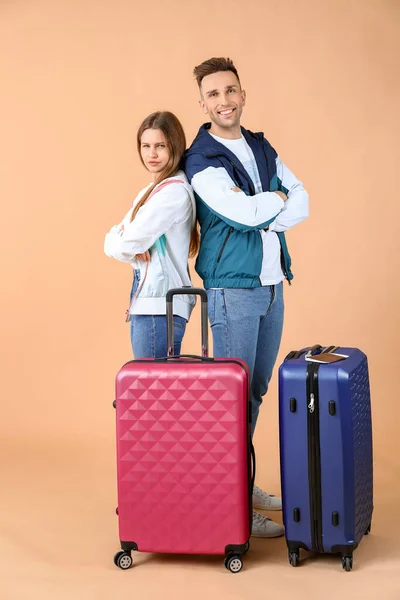 Paar Jonge Toeristen Met Bagage Kleur Achtergrond — Stockfoto