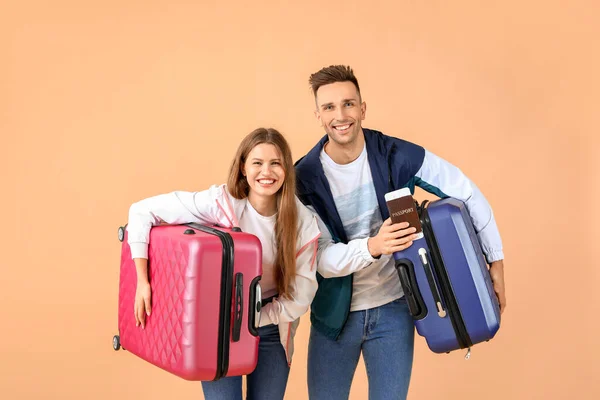 Pareja Turistas Jóvenes Con Equipaje Sobre Fondo Color — Foto de Stock