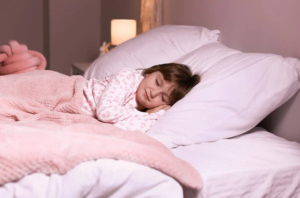 Sevimli Küçük Kız Geceleri Yatakta Uyku — Stok fotoğraf