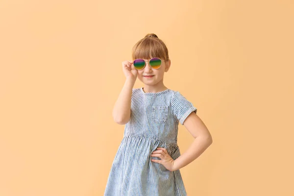 Забавная Маленькая Девочка Солнечных Очках Цветном Фоне — стоковое фото