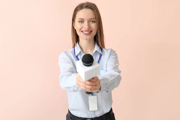 Journaliste Féminine Sur Fond Couleur — Photo