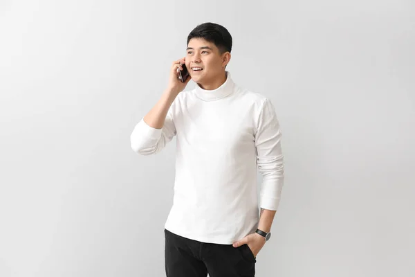 Joven Asiático Hombre Hablando Por Teléfono Móvil Fondo Luz — Foto de Stock
