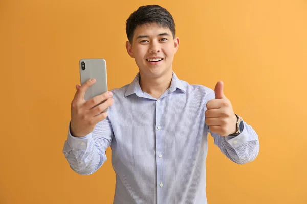 Joven Hombre Negocios Asiático Con Teléfono Móvil Mostrando Pulgar Hacia — Foto de Stock