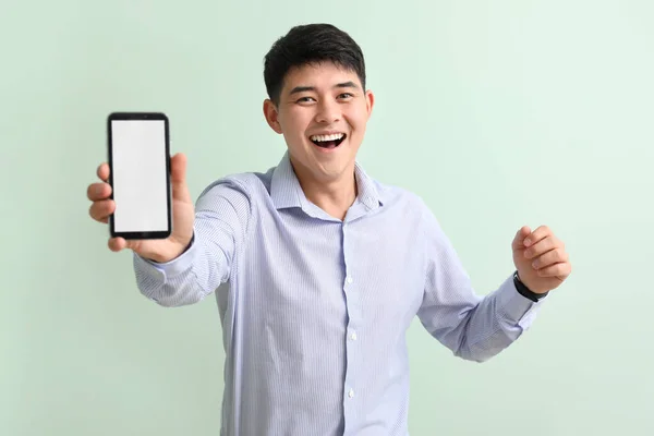 Jovem Empresário Asiático Feliz Com Telefone Celular Fundo Cor — Fotografia de Stock