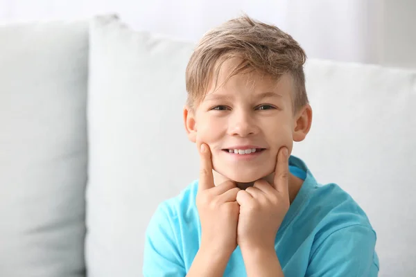 Retrato Niño Feliz Casa — Foto de Stock