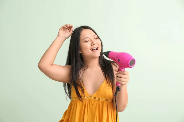 Schöne Asiatische Frau Mit Haartrockner Auf Farbigem Hintergrund — Stockfoto