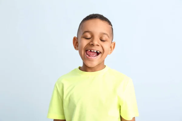 Feliz Niño Afroamericano Sonriente Sobre Fondo Color — Foto de Stock