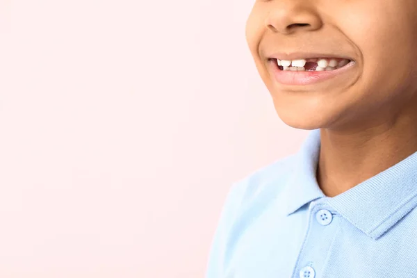 Glad Leende Afroamerikansk Pojke Färg Bakgrund Närbild — Stockfoto
