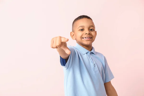 Glücklicher Afroamerikanischer Junge Zeigt Auf Betrachter Vor Farbigem Hintergrund — Stockfoto