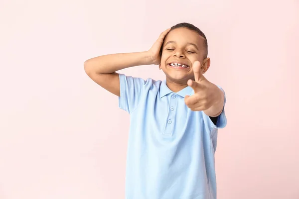 Щасливий Афро Американський Хлопчик Вказує Глядача Кольорове Тло — стокове фото