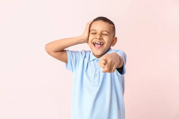 Щасливий Сміх Афро Американський Хлопчик Вказує Глядача Кольорове Тло — стокове фото