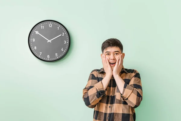 Surprised Asian Man Color Wall Clock — Stock Photo, Image