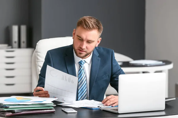 Männlicher Buchhalter Arbeitet Büro — Stockfoto