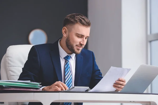 Contador Masculino Que Trabaja Oficina — Foto de Stock