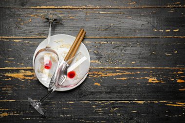 Koyu ahşap arka planda kirli sofra takımı