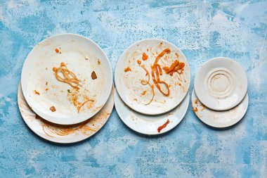 Renkli arkaplanda kirli boş tabaklar