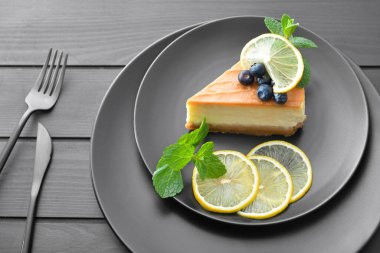 Tabakta limonlu karamel peynirli kek dilimi.