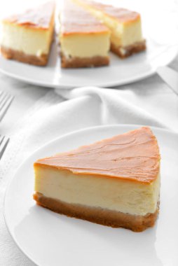 Bir dilim tatlı karamel peynirli kek.