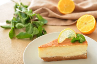 Bir dilim tatlı karamel peynirli kek.