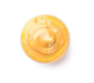 Beyaz arka planda bir kase ballı hardal sosu.