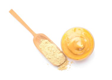 Beyaz arka planda bir kase ballı hardal sosu.