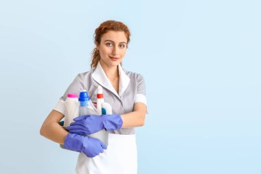 Renkli temizlik malzemeleriyle güzel bir oda hizmetçisi.