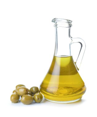 Beyaz arka planda lezzetli zeytinyağı şişesi