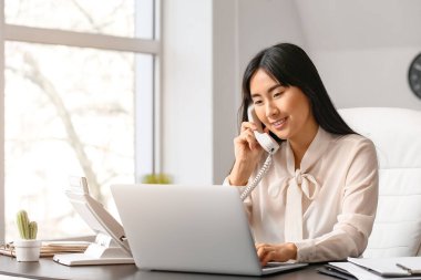 Ofiste çalışan güzel Asyalı sekreter.