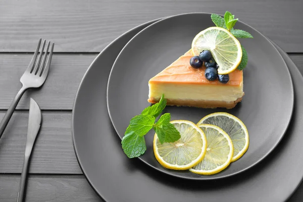 Slice Sweet Caramel Cheesecake Lemon Plates — Stock Photo, Image