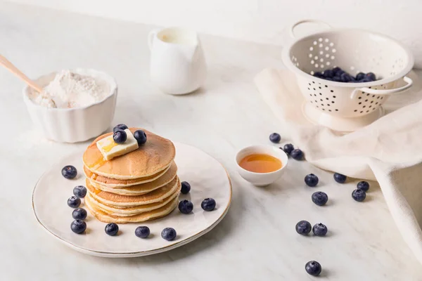 Leckere Pfannkuchen Mit Honig Butter Und Beeren Auf Dem Tisch — Stockfoto