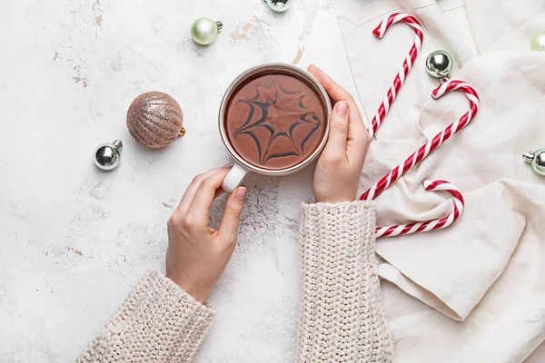 Vrouwelijke Handen Met Kopje Warme Chocolademelk Witte Achtergrond — Stockfoto