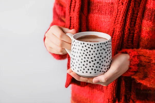 Vrouw Met Een Kop Warme Chocolademelk Close — Stockfoto